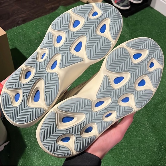 Adidas Yeezy 700 V3 Azael - Picture 2 of 5